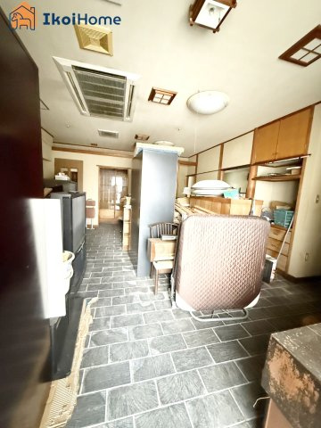 明石市港町　店舗付き中古戸建の居間・リビング|●年中無休：当日予約可●リフォームのご相談もお気軽にお問い合わせくださいませ。