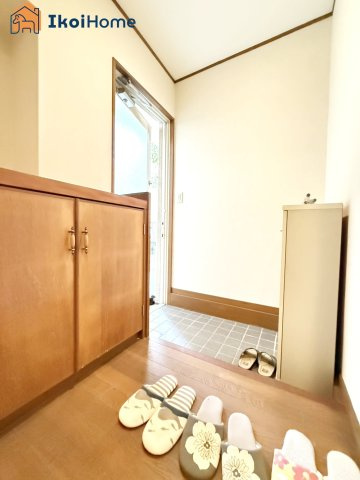 明石市港町　店舗付き中古戸建の玄関|●年中無休：当日予約可●住居スペースへの玄関です。靴箱も完備しております。