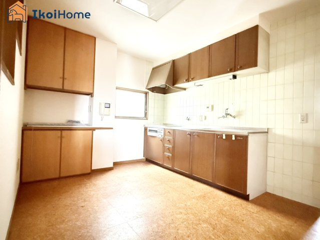 明石市港町　店舗付き中古戸建のキッチン|●年中無休：当日予約可●キッチンには同色の吊戸棚が備え付けられており収納力抜群です。