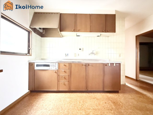 明石市港町　店舗付き中古戸建のキッチン|●年中無休：当日予約可●IHキッチンはお手入れが簡単で高火力で加熱が早く便利です。