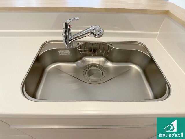 明石市大久保町谷八木　第6期　新築一戸建ての設備|蛇口の先端に浄水器を内蔵しています！原水と浄水、お湯と冷水、シャワーの切替えがワンタッチなので用途によって使い分けられます。