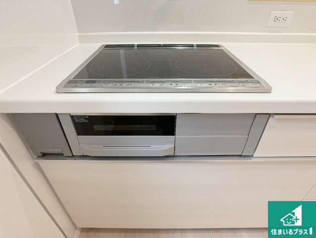 明石市大久保町谷八木　第6期　新築一戸建ての設備|火を使わないので、安心なＩＨコンロ！でこぼこが無い構造なので、掃除もしやすく清潔に保てます！