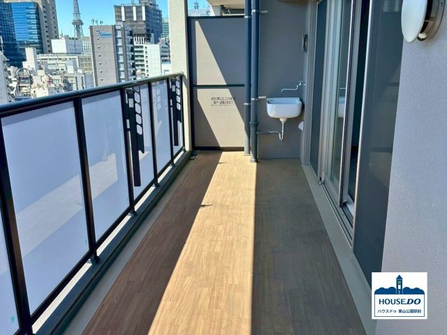 築浅！3方角住戸！ペット可！プレサンスロジェ栄パークサウスのバルコニー|広めのバルコニーは毎日の洗濯にも便利な広さを確保。
水道設備付きです！