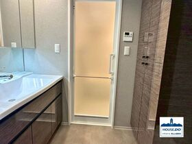 築浅！3方角住戸！ペット可！プレサンスロジェ栄パークサウスの脱衣所|洗面所には便利な収納スペース付き！
毎日の生活に嬉しい、すっきり片付く仕様です