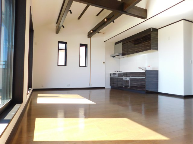 清須市春日上須ケ田の中古一戸建の居間・リビング|◇２階リビング◇　　南面でで明るいリビング約１７．０帖　バルコニー付きで陽当り・通風良好♪