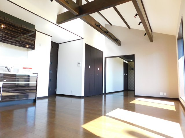 清須市春日上須ケ田の中古一戸建の居間・リビング|◇２階リビング◇　　南面でで明るいリビング約１７．０帖　リビング収納完備