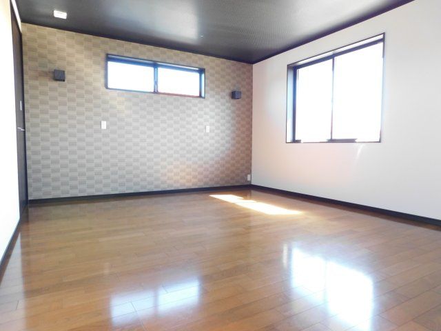 清須市春日上須ケ田の中古一戸建の洋室|◇２階洋室◇　　南面で明るい洋室約１１.０帖　ウォークインクローゼット完備！