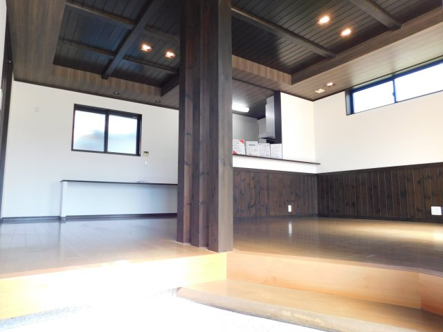 清須市春日上須ケ田の中古一戸建の居間・リビング|◇１階リビング◇　　南面で明るいリビング約１８．６帖　土間から出入りできます！　（２０２５年９月リフォーム済）