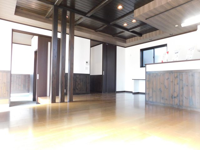 清須市春日上須ケ田の中古一戸建の居間・リビング|◇１階リビング◇　　南面で明るいリビング約１８．６帖　折上天井の開放的な空間♪　（２０２５年９月リフォーム済）