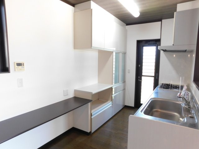 清須市春日上須ケ田の中古一戸建のキッチン|◇キッチン◇　　食洗機・カップボード・カウンター　（２０２５年９月クリーニング済）