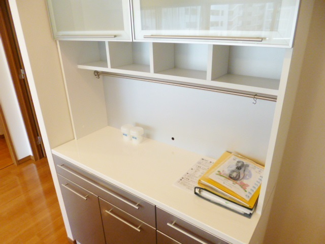 ロイヤルパークス新田のキッチン|立派な食器棚付きです♪