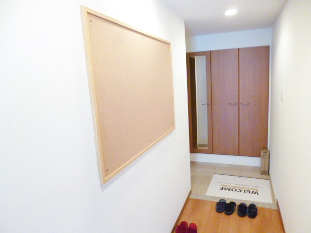 ロイヤルパークス新田の設備|廊下部分のコルクボードで家族とのコミュニケーションもバッチリ♪