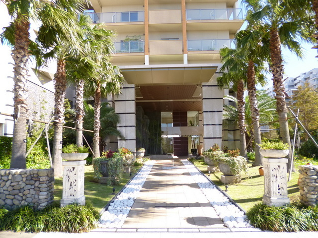 ロイヤルパークス新田のエントランス|物件の入口部分です♪