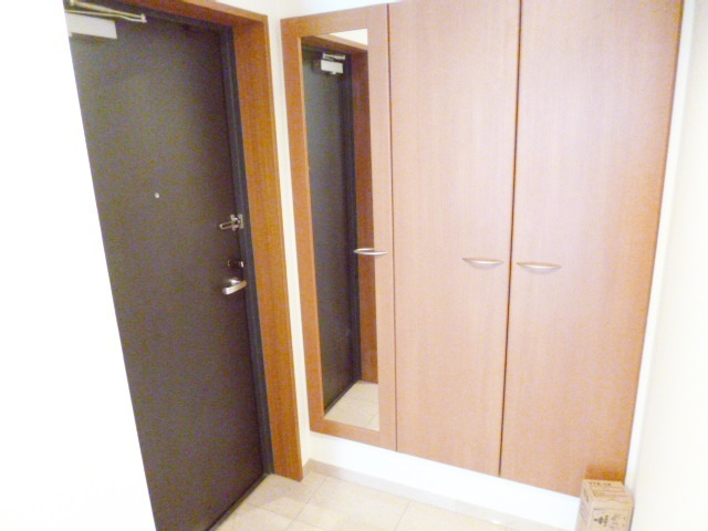 ロイヤルパークス新田の玄関|シューズボックスに姿見が付いています！