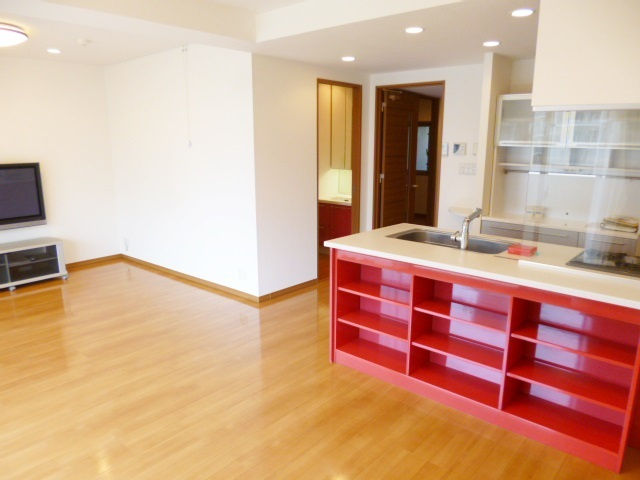 ロイヤルパークス新田の居間・リビング|キッチンの棚がアクセントとなっています