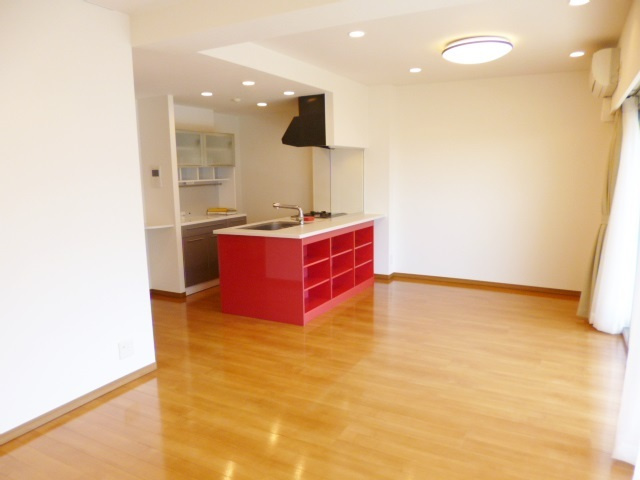 ロイヤルパークス新田の居間・リビング|広々としたリビングで楽しい時間をお過ごしください♪