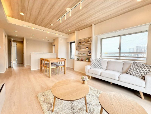 ユアコート富士見台の居間・リビング|16.1帖のリビングダイニングは南向きで暖かい日差しが降りそそぎす 床暖房も完備されており、寒い季節も足元から優しく暖めてくれます