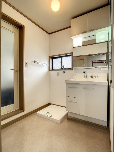 アネスタＫの洗面所|ゆったりとスペースのある洗面所