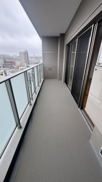 イニシア東京尾久のバルコニー|暖かな日差しのふりそそぐバルコニー