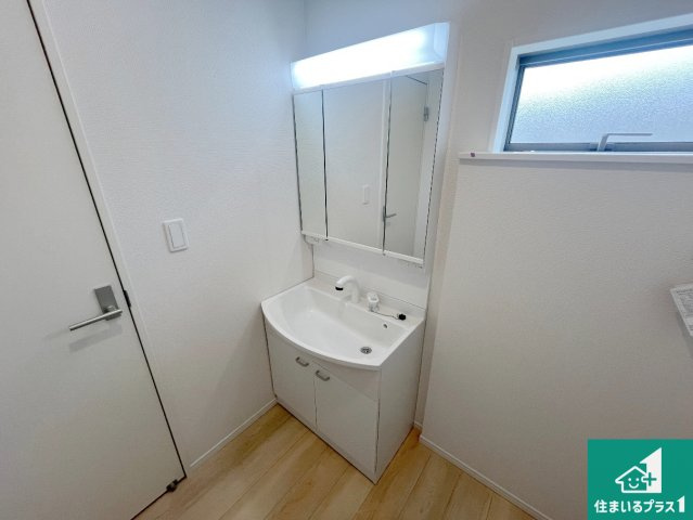 明石市大久保町谷八木　第6-1期　新築一戸建ての独立洗面台|清潔感のある洗面台です。フラットな鏡は掃除がしやすく毎日清潔！鏡裏には収納があるのでスッキリとした洗面台が保てます。