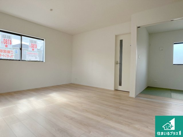 明石市大久保町谷八木　第6-1期　新築一戸建ての居間・リビング|日当たり良好の明るいリビングで朝の目覚めもスッキリできそう！対面キッチンでご家族のコミュニケーションも自然と増える設計！小さなお子様が遊ぶスペースを作っても広々とくつろげるLDK！