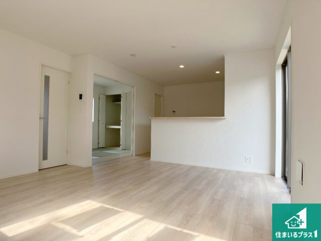 明石市大久保町谷八木　第6-1期　新築一戸建ての居間・リビング|シンプルなリビングは、観葉植物等のインテリアを楽しめますね！パパ好みにも、ママ好みにも家具次第で雰囲気を変えることができます！