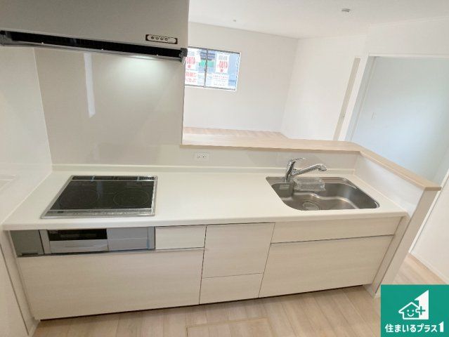 明石市大久保町谷八木　第6-1期　新築一戸建てのキッチン|明るいリビングで朝の目覚めもスッキリできそう！対面キッチンでご家族のコミュニケーションも自然と増える設計！小さなお子様が遊ぶスペースを作っても広々とくつろげるLDK！