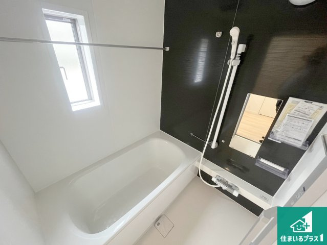 明石市大久保町谷八木　第6-1期　新築一戸建ての浴室|足をゆったり伸ばして寛げる浴槽です。窓が設けられていますので差し込む光が明るく穏やかな雰囲気にしてくれます♪浴室乾燥機も設置しているので、雨の日の洗濯物も安心です♪