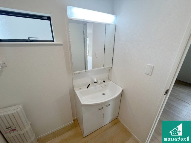 明石市大久保町谷八木　第6-1期　新築一戸建ての独立洗面台|清潔感のある洗面台です。フラットな鏡は掃除がしやすく毎日清潔！鏡裏には収納があるのでスッキリとした洗面台が保てます。