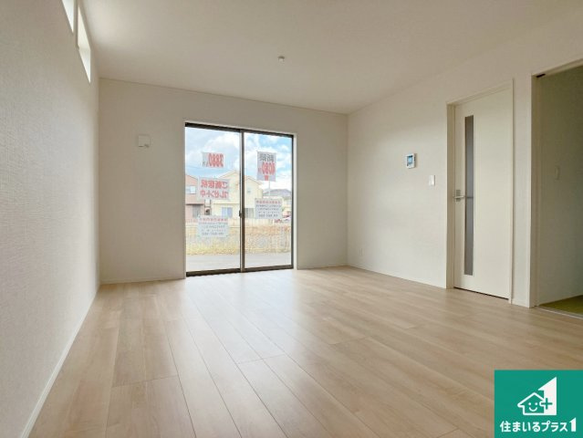 明石市大久保町谷八木　第6-1期　新築一戸建ての居間・リビング|日当たり良好の明るいリビングで朝の目覚めもスッキリできそう！対面キッチンでご家族のコミュニケーションも自然と増える設計！小さなお子様が遊ぶスペースを作っても広々とくつろげるLDK！