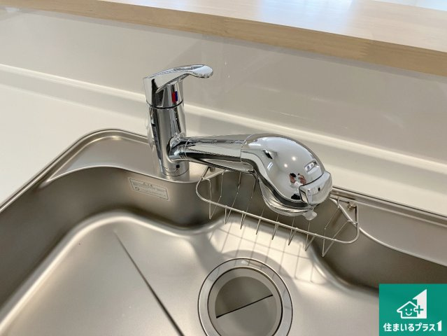 明石市大久保町谷八木　第6-1期　新築一戸建ての設備|浄水器を内蔵！炊飯時、お茶を作る時に安心してお水を使えます！お湯と冷水、浄水と原水、シャワーの切替えもワンタッチです！