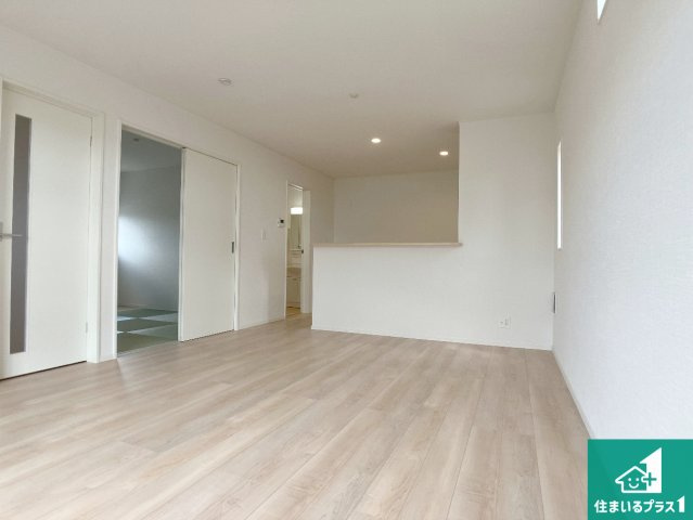 明石市大久保町谷八木　第6-1期　新築一戸建ての居間・リビング|子供を見守りながらお料理が出来るため家族のコミュニケーションか増えます♪スペースが広く確保されている為お子様が大きくなったときは一緒に料理を楽しめます♪