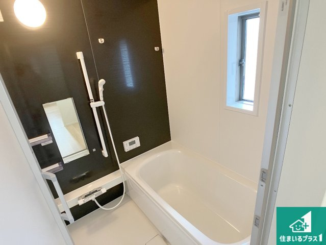 明石市大久保町谷八木　第6-1期　新築一戸建ての浴室|足をゆったり伸ばして寛げる浴槽です。窓が設けられていますので差し込む光が明るく穏やかな雰囲気にしてくれます♪浴室乾燥機も設置しているので、雨の日の洗濯物も安心です♪