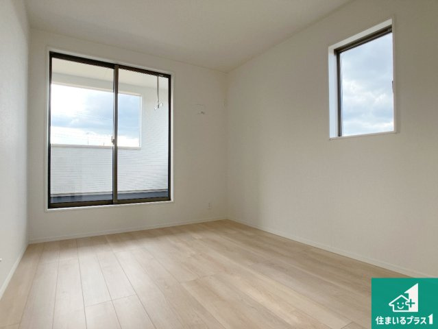 明石市大久保町谷八木　第6-1期　新築一戸建ての洋室|収納スペースが充実しているので子供の成長に合わせてたくさん収納ができます！家族構成に合わせた様々な活用ができる収納！