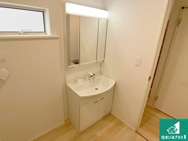 明石市大久保町谷八木　第6期　新築一戸建ての独立洗面台|清潔感のある洗面台です。フラットな鏡は掃除がしやすく毎日清潔！鏡裏には収納があるのでスッキリとした洗面台が保てます。