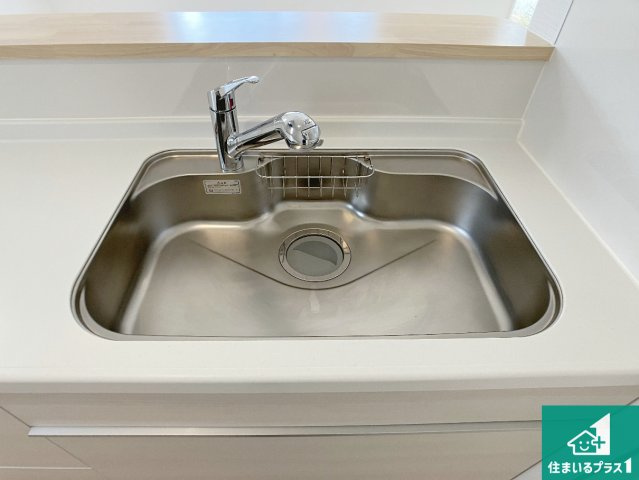 明石市大久保町谷八木　第6期　新築一戸建ての設備|清潔感のある洗面台です。フラットな鏡は掃除がしやすく毎日清潔！ホースは引き出して使えるので洗顔やお掃除の際に便利です！