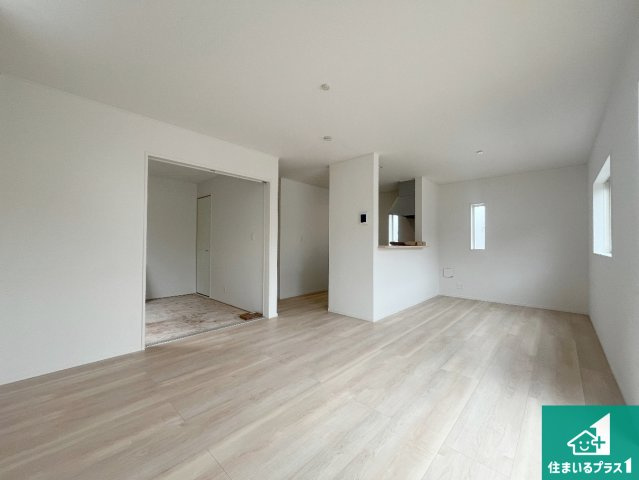 明石市大久保町谷八木　第6期　新築一戸建ての居間・リビング|日当たり良好の明るいリビングで朝の目覚めもスッキリできそう！対面キッチンでご家族のコミュニケーションも自然と増える設計！小さなお子様が遊ぶスペースを作っても広々とくつろげるLDK！