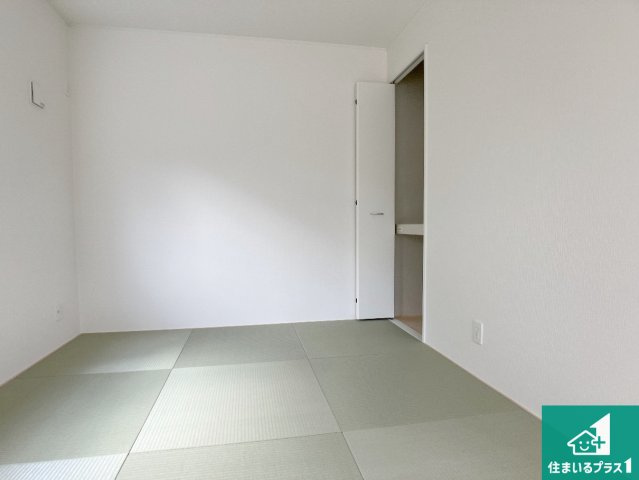 明石市大久保町谷八木　第6期　新築一戸建ての和室|一室あると便利な和室は客間としてだけでなく、小さなお子様のプレイルームや食後のくつろぎスペースとしてもご利用いただけます。収納もついていますので大活躍間違いなし！