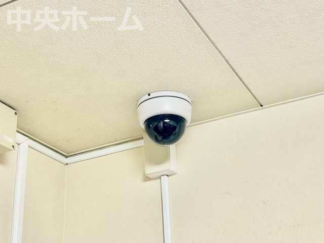 小林ニックハイム木場公園第2の防犯設備|【防犯カメラ】何かあった時の大事な証拠になることももちろんなりますが、防犯というくらいですので大事なのは防犯カメラがあることによって抑止力につながることですよね。