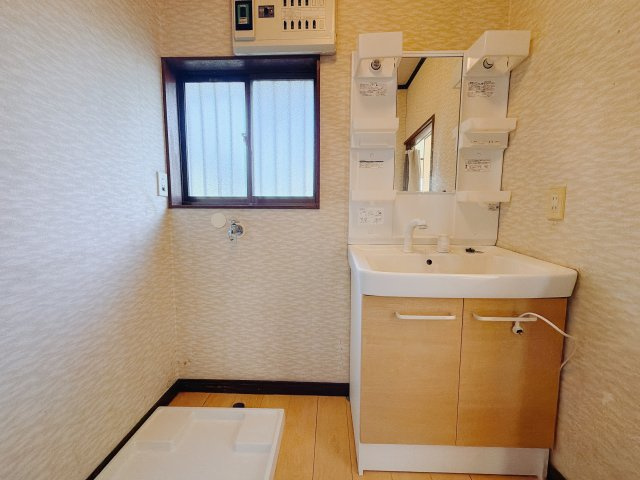 【中古戸建】佐波郡玉村町大字川井の独立洗面台|■洗面室｜大きな鏡で朝の身支度もラクラク♪毎日の忙しい準備が楽しくなる洗面所です(^^♪