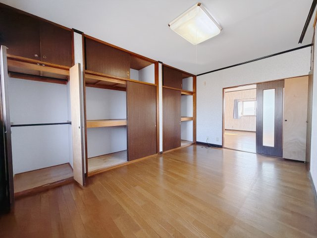 【中古戸建】佐波郡玉村町大字川井の洋室|■2階洋室｜ダブルベッドを置いても充分な広さを2Ｆのお部屋に設けております。お子様と家族みんなで寝るのも夢じゃありません♪窓からは光が差し込むので日中でも明るいお部屋です。