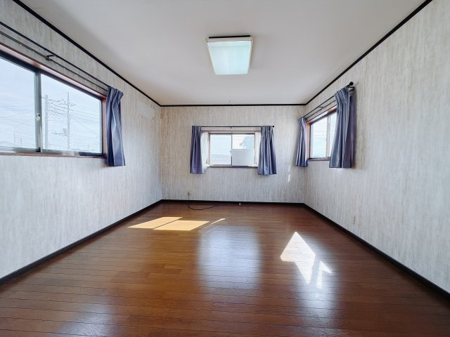 【中古戸建】佐波郡玉村町大字川井の洋室|■2階洋室｜3面採光で明るい2階の洋室。全部屋フローリングなので、お掃除がしやすいです♪大きな収納もあって嬉しい！