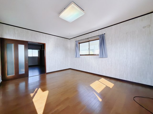 【中古戸建】佐波郡玉村町大字川井の洋室|■2階洋室｜ナチュラルカラーの床です。模様替えなどとても楽しく工夫できます♪陽当たり、風通しもとても良いので毎日快適な生活スタートです！子供部屋にも良いですね♪