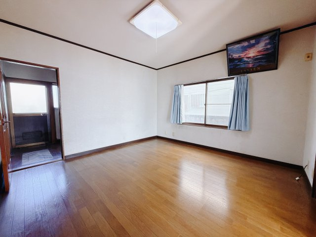 【中古戸建】佐波郡玉村町大字川井の居間・リビング|■リビング｜窓から射し込む陽射しが縦横に広がり、あたたかな空間が形づくられています。ここはご家族の笑顔集まる憩いの空間です( ＾＾ )