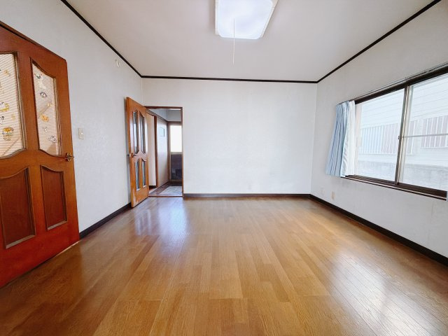 【中古戸建】佐波郡玉村町大字川井の居間・リビング|■リビング｜時の流れと共に陽射しは装いを変え空間に新たな彩りを与えます。一日中家に居ても飽きることなく過ごすことができる素敵な空間です♪