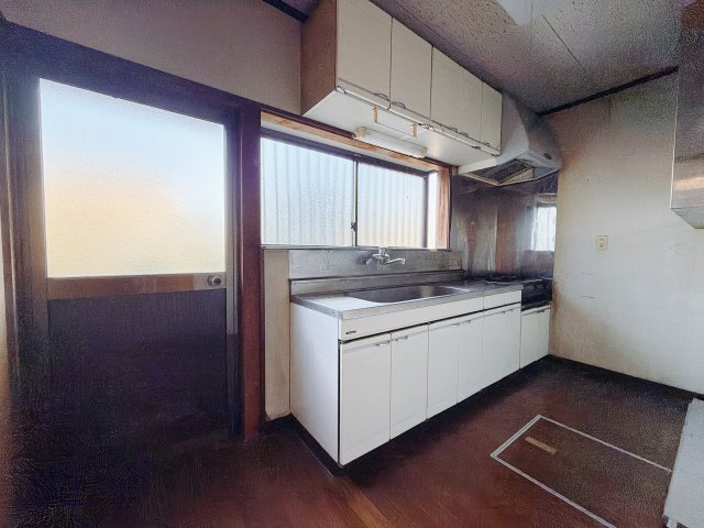 【中古戸建】佐波郡玉村町大字川井のキッチン|■キッチン｜ワークトップの幅が広く、お子様といっしょにお料理をつくったり、ちょっとしたパーティーも楽しめます。フラットなのでお掃除がしやすいのもポイントです