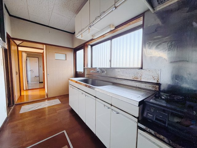 【中古戸建】佐波郡玉村町大字川井のキッチン|■キッチン｜ワークトップ下には、圧力鍋やパスタ鍋などのかさばる調理器具もラクラク収納可能な収納☆