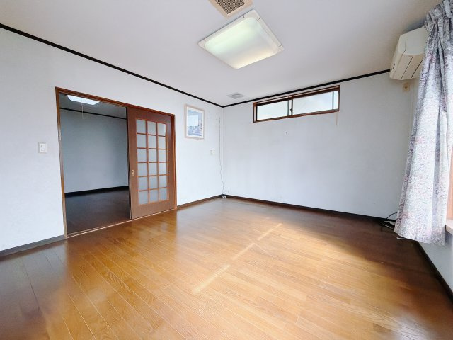 【中古戸建】佐波郡玉村町大字川井の洋室|■1階洋室｜全室シンプルな色使いとデザインで使い勝手良し◎どんな家具でもしっくりマッチします♪