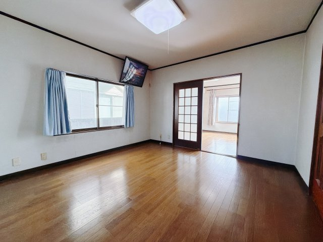 【中古戸建】佐波郡玉村町大字川井の洋室|■1階洋室｜各居室大きな窓をご用意しています。日中はあたたかな日差し差し込み自分時間も充実できますね＾＾