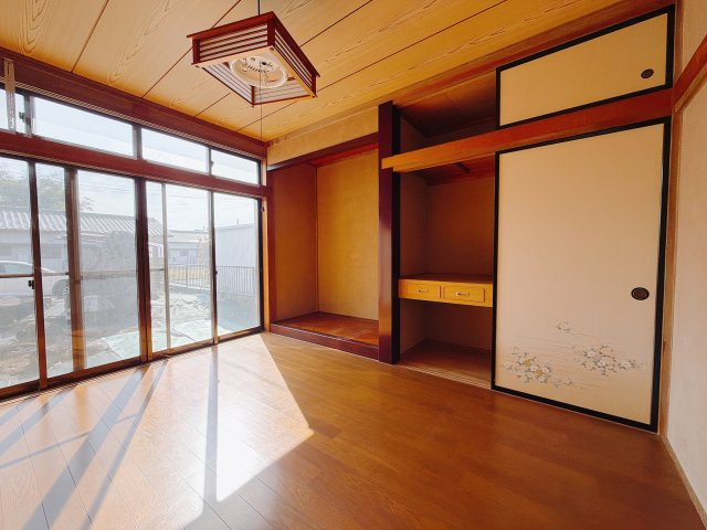 【中古戸建】佐波郡玉村町大字川井の和室|■1階和室｜収納付きの和室☆大きな窓もついて日当たりも◎です♪